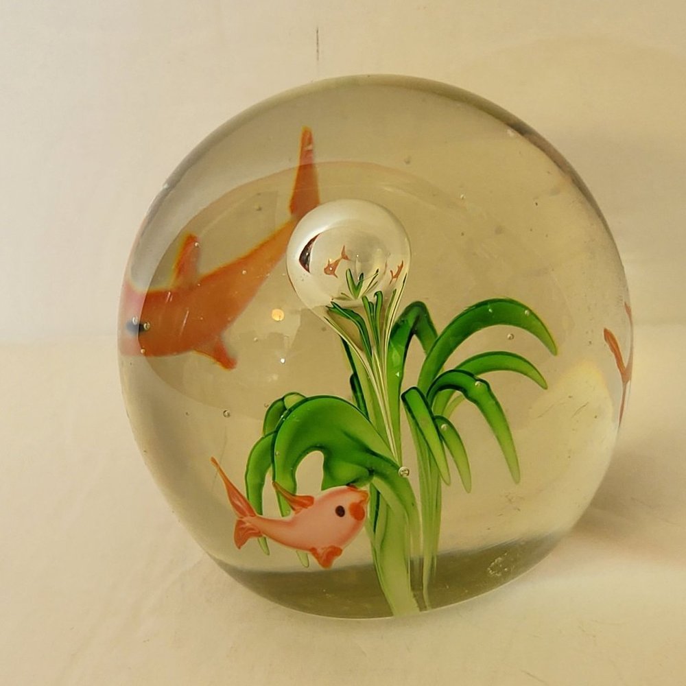 VTG Blown Art Glass Aquarium Paper Weight Fish and Leaves
